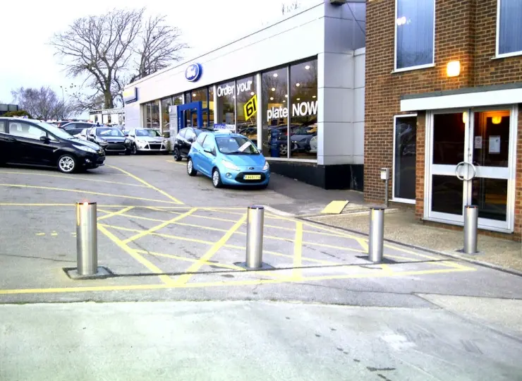 Rising bollards give peace of mind at Rates Ford