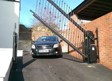 Lifting Avant gate system tackles tricky spaces and difficult terrain