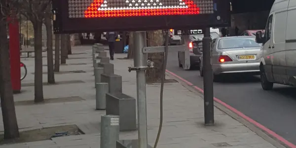 VMS-A displaying standard UK construction warning sign.